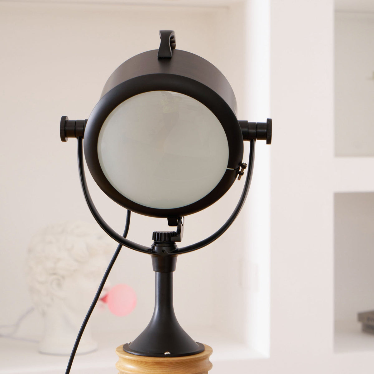 Lámpara de pie trípode con foco Tripola en un salón luminoso – imagen 16