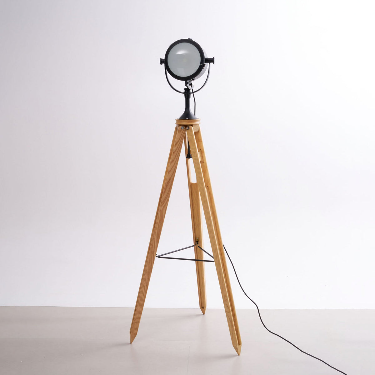 Lámpara de pie trípode con foco Tripola en un salón luminoso – imagen 17