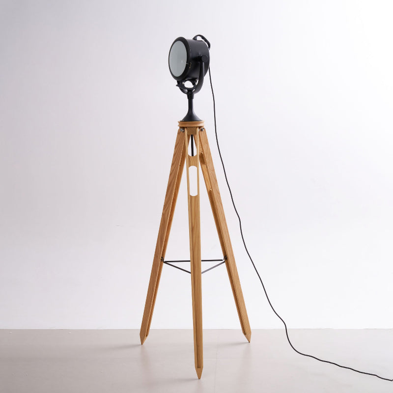 Lámpara de pie trípode con foco Tripola en un salón luminoso – imagen 19