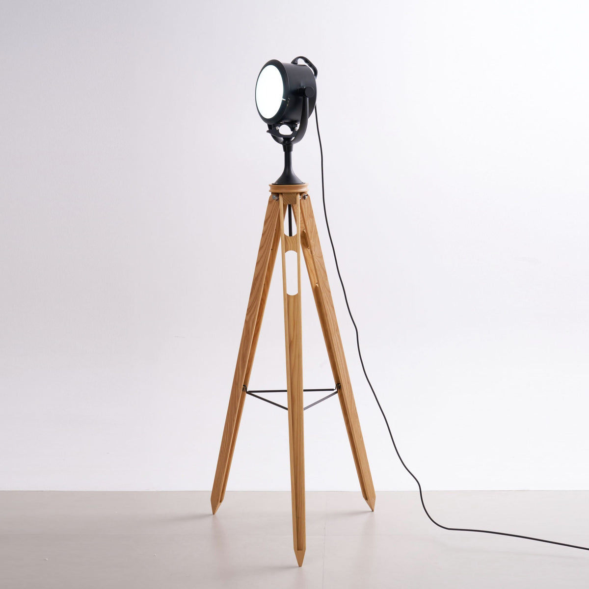 Lámpara de pie trípode con foco Tripola en un salón luminoso – imagen 20