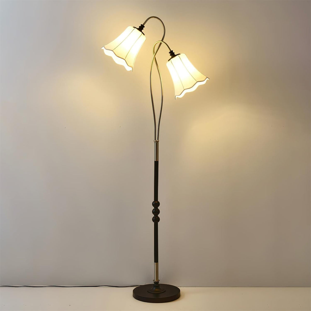 Lámpara de pie tulipán Tulema en un salón de estilo vintage – imagen 5