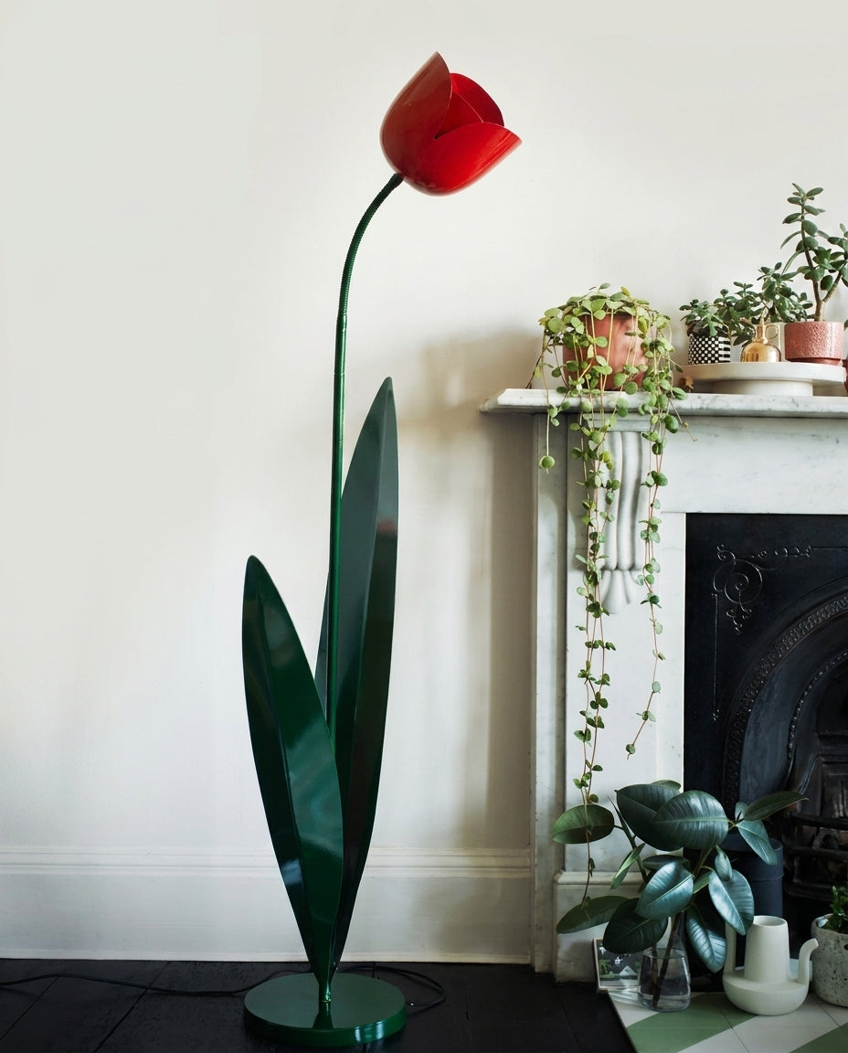 Lámpara de pie tulipán Tulena – con flor roja junto a una chimenea