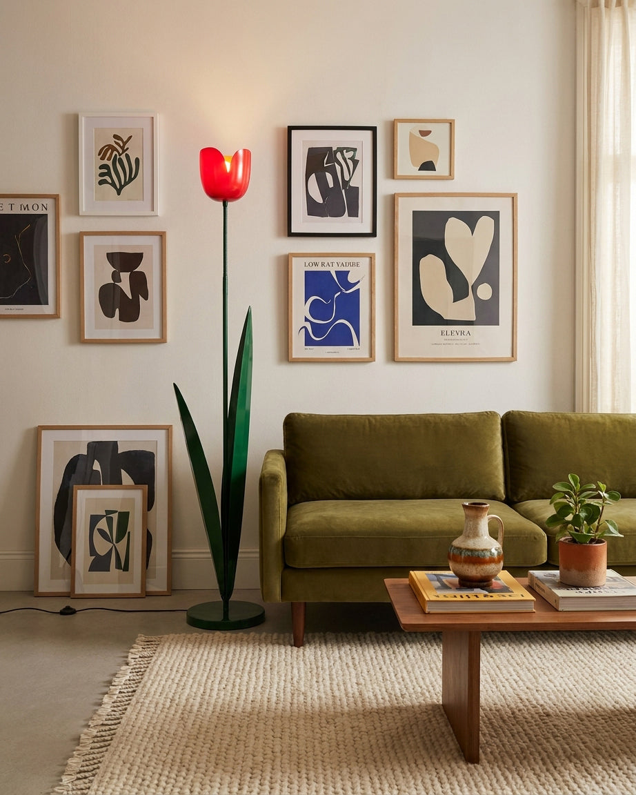Lámpara de pie tulipán Tulena – con flor roja junto a un sofá verde