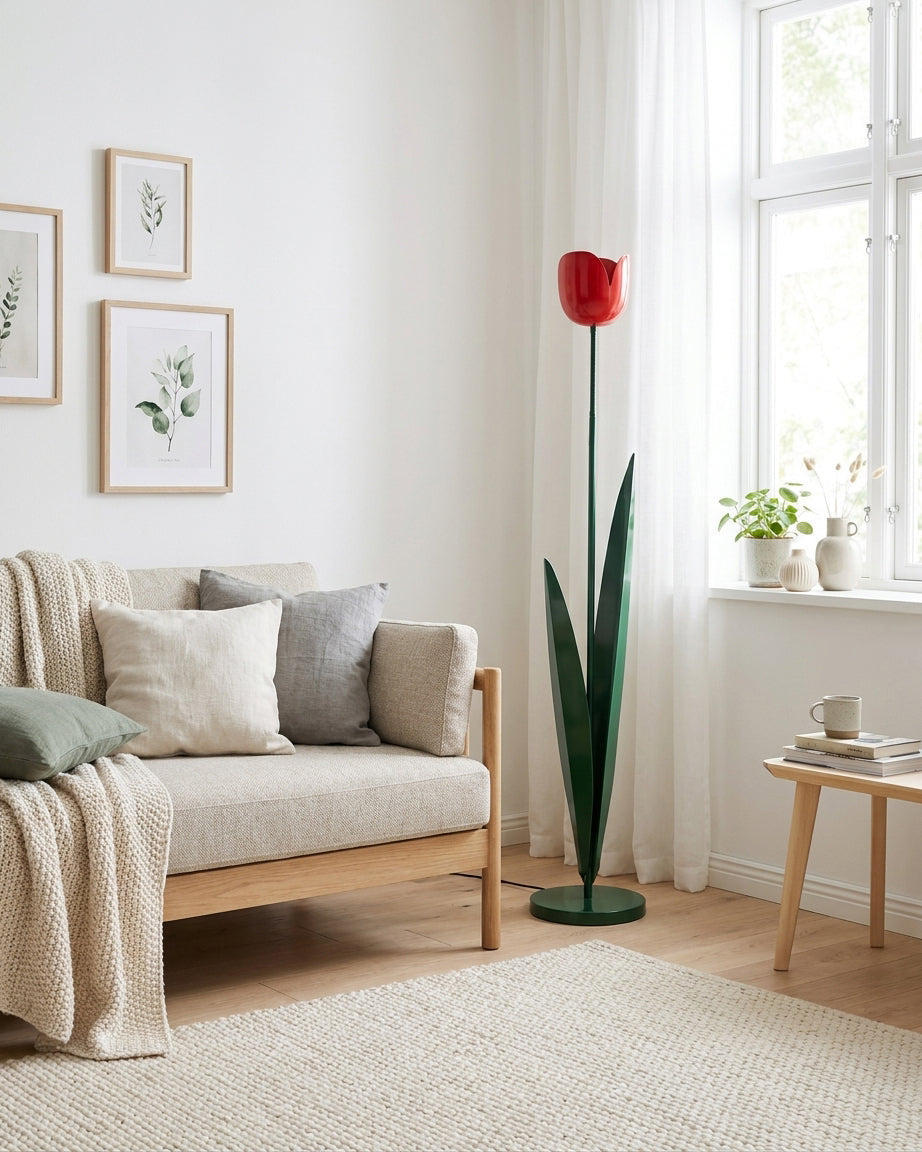 Lámpara de pie tulipán Tulena – con flor roja junto a un sofá y una ventana