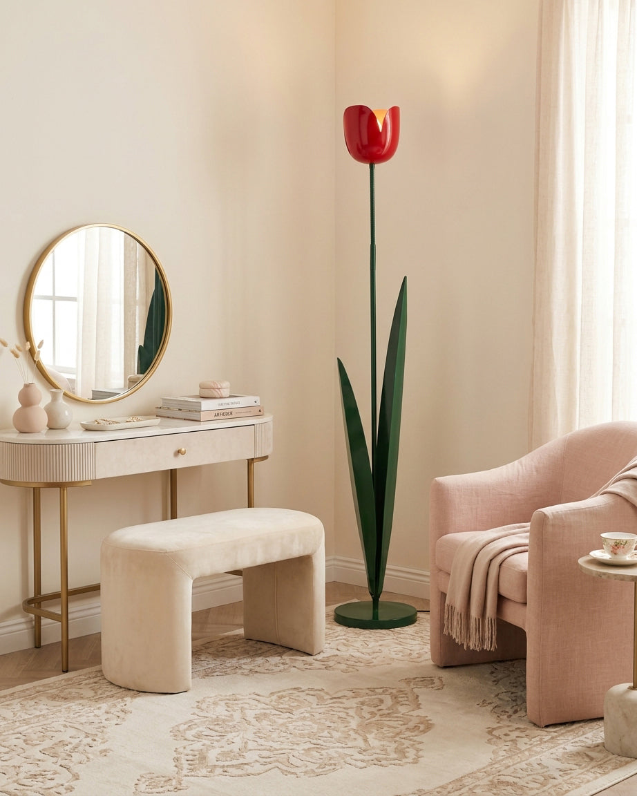 Lámpara de pie tulipán Tulena – con flor roja junto a un tocador