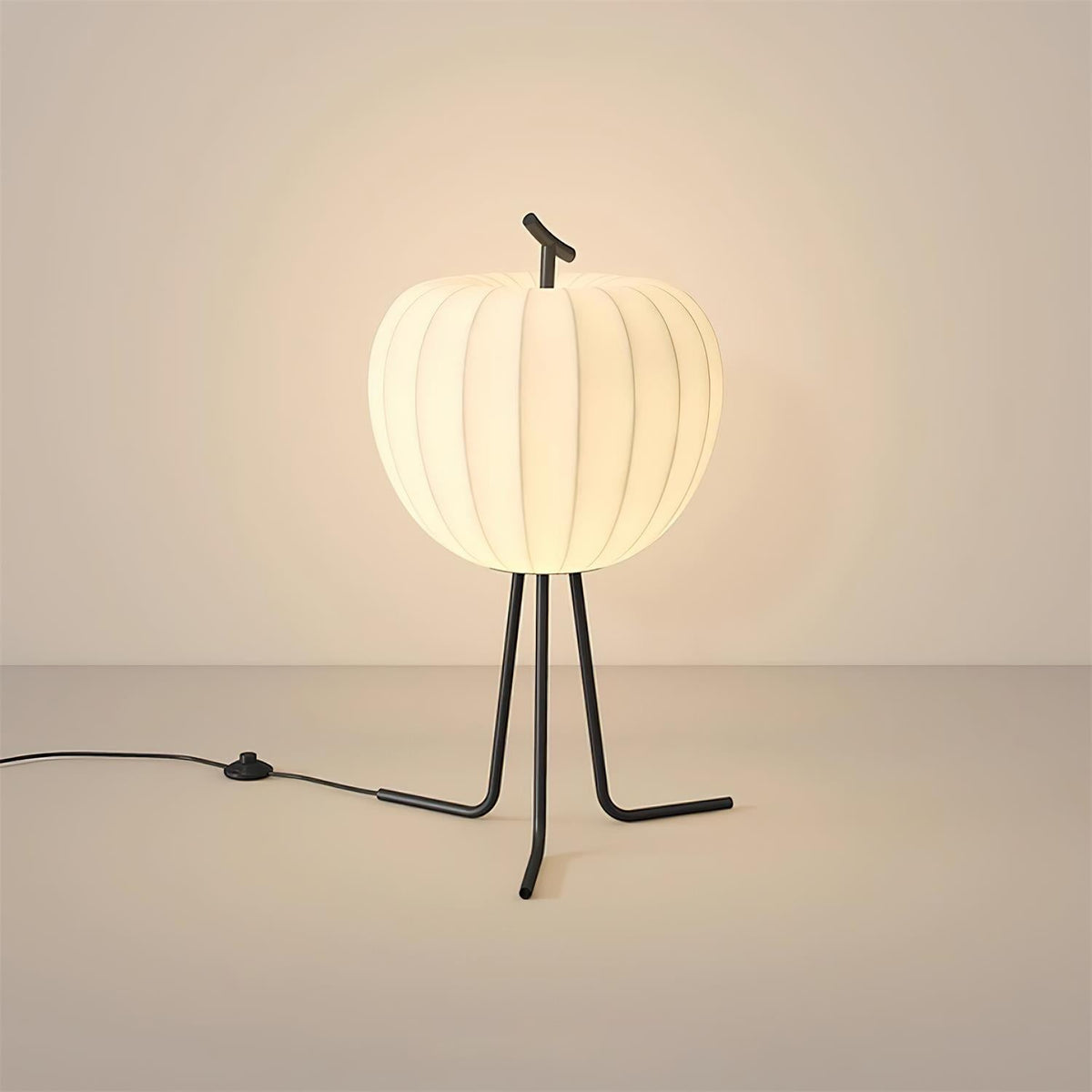 Lámpara de pie baja Tuvela – encendida con luz cálida