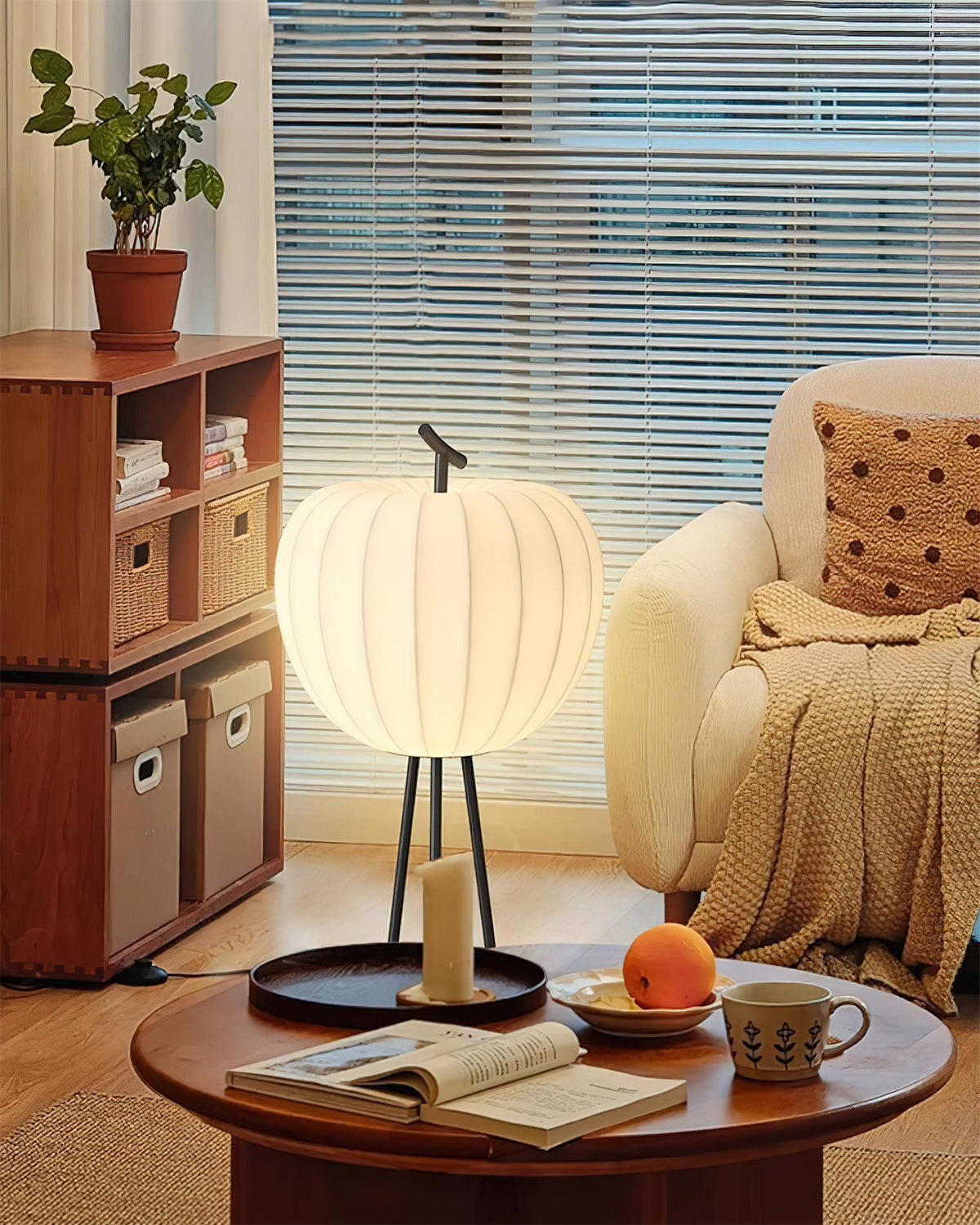 Lámpara de pie baja Tuvela – junto a un sillón y una mesa de centro