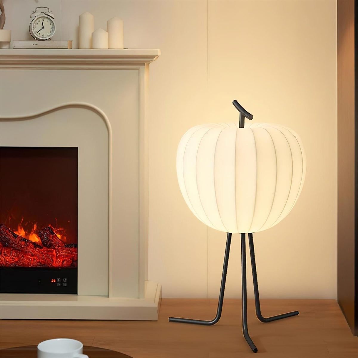 Lámpara de pie baja Tuvela – junto a una chimenea
