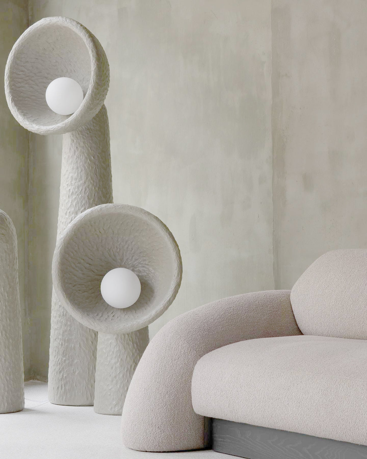 Lámpara de pie escultural Ulmira en un salón de estilo wabi sabi – imagen 15