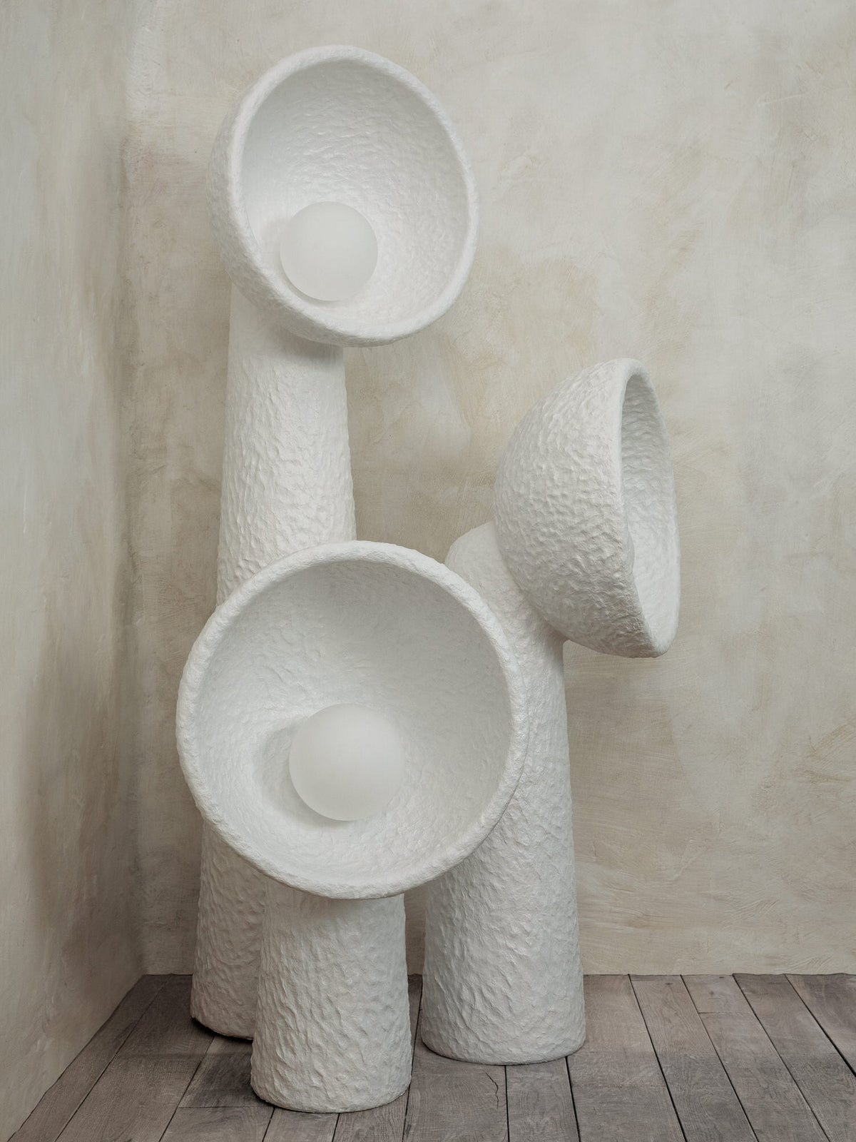 Lámpara de pie escultural Ulmira en un salón de estilo wabi sabi – imagen 16