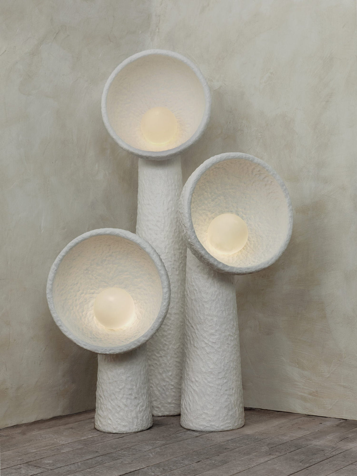 Lámpara de pie escultural Ulmira en un salón de estilo wabi sabi – imagen 17