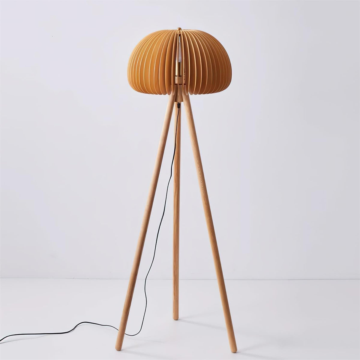 Lámpara de pie trípode de madera Umbrasa – en madera natural