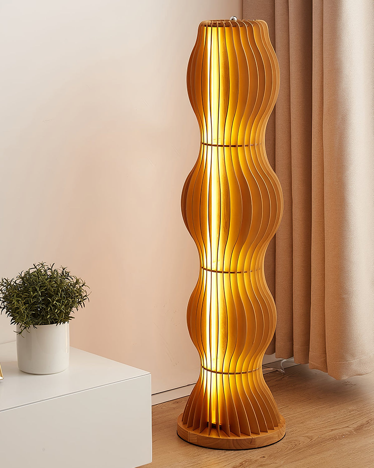 Lámpara de pie de madera ondulada Vaivela en un salón acogedor – imagen 3