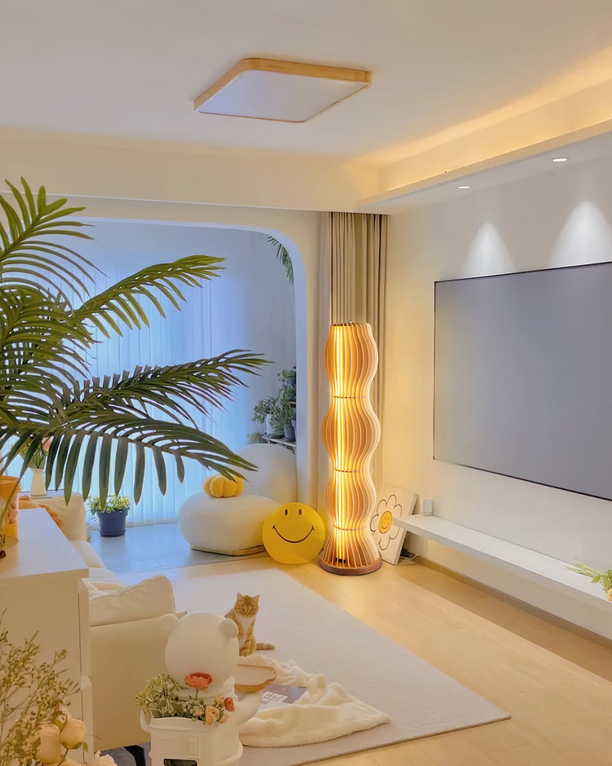 Lámpara de pie de madera ondulada Vaivela en un salón acogedor – imagen 5