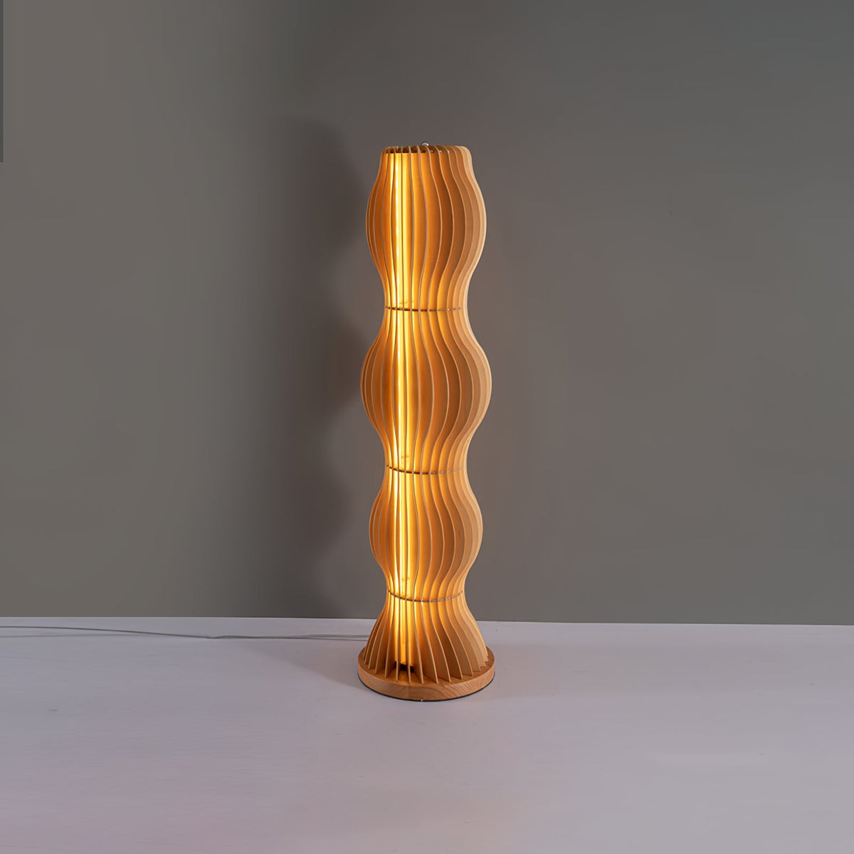 Lámpara de pie de madera ondulada Vaivela en un salón acogedor – imagen 8