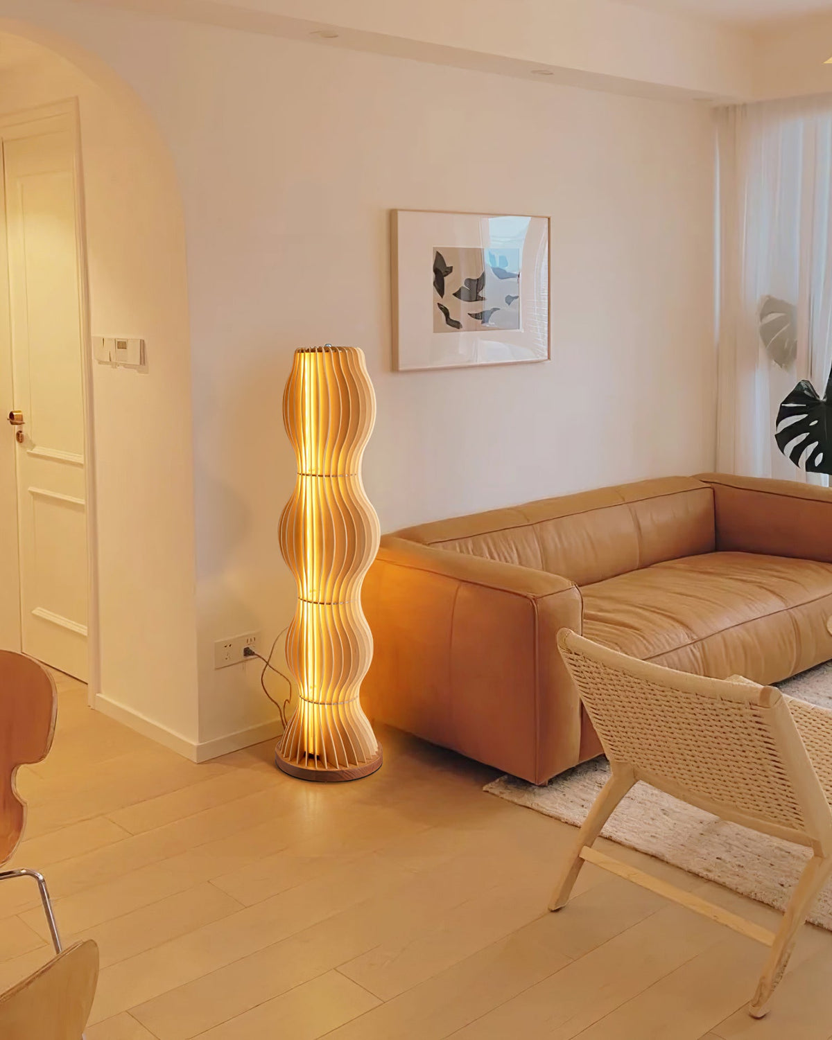 Lámpara de pie de madera ondulada Vaivela en un salón acogedor – imagen 9