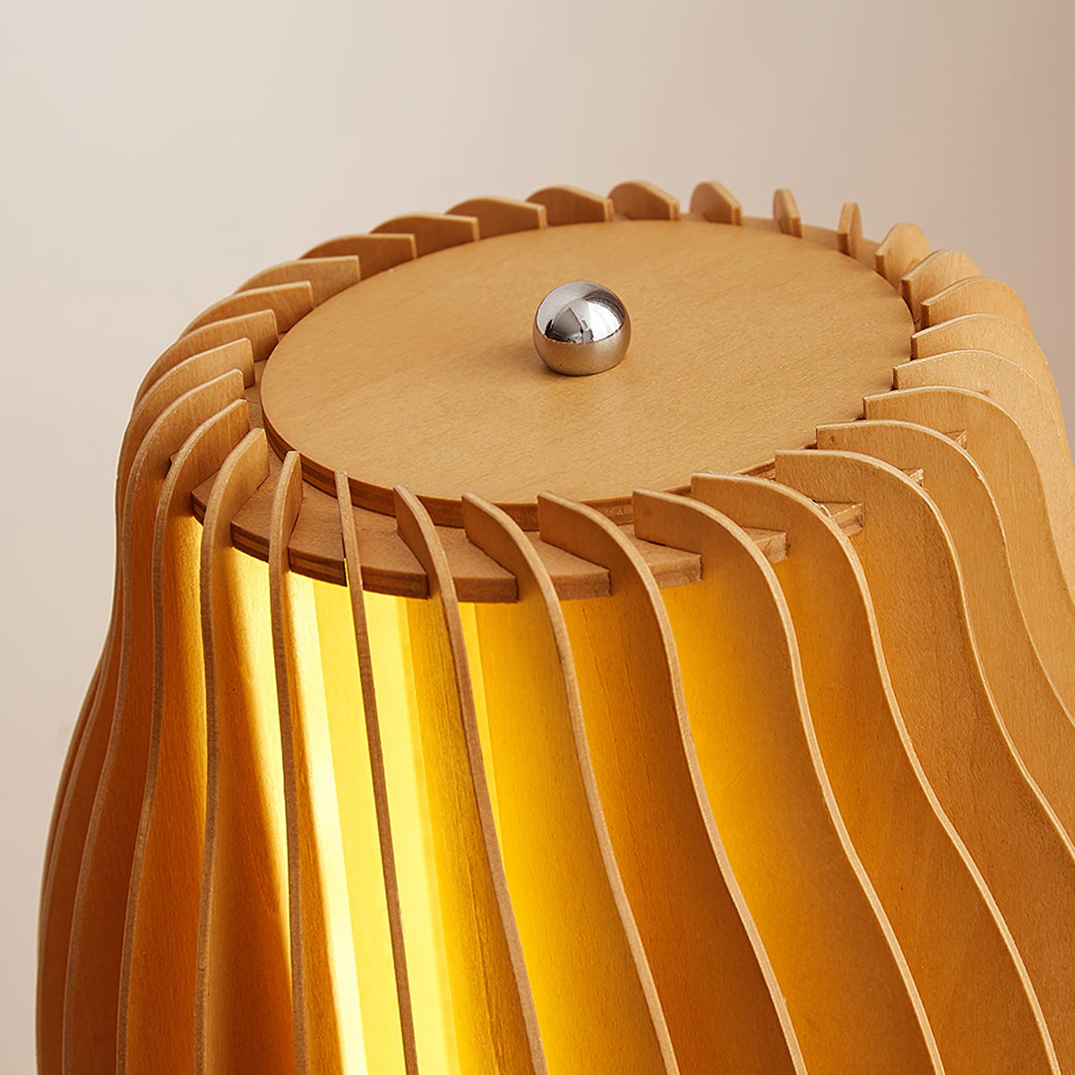 Lámpara de pie de madera ondulada Vaivela – detalle de la parte superior