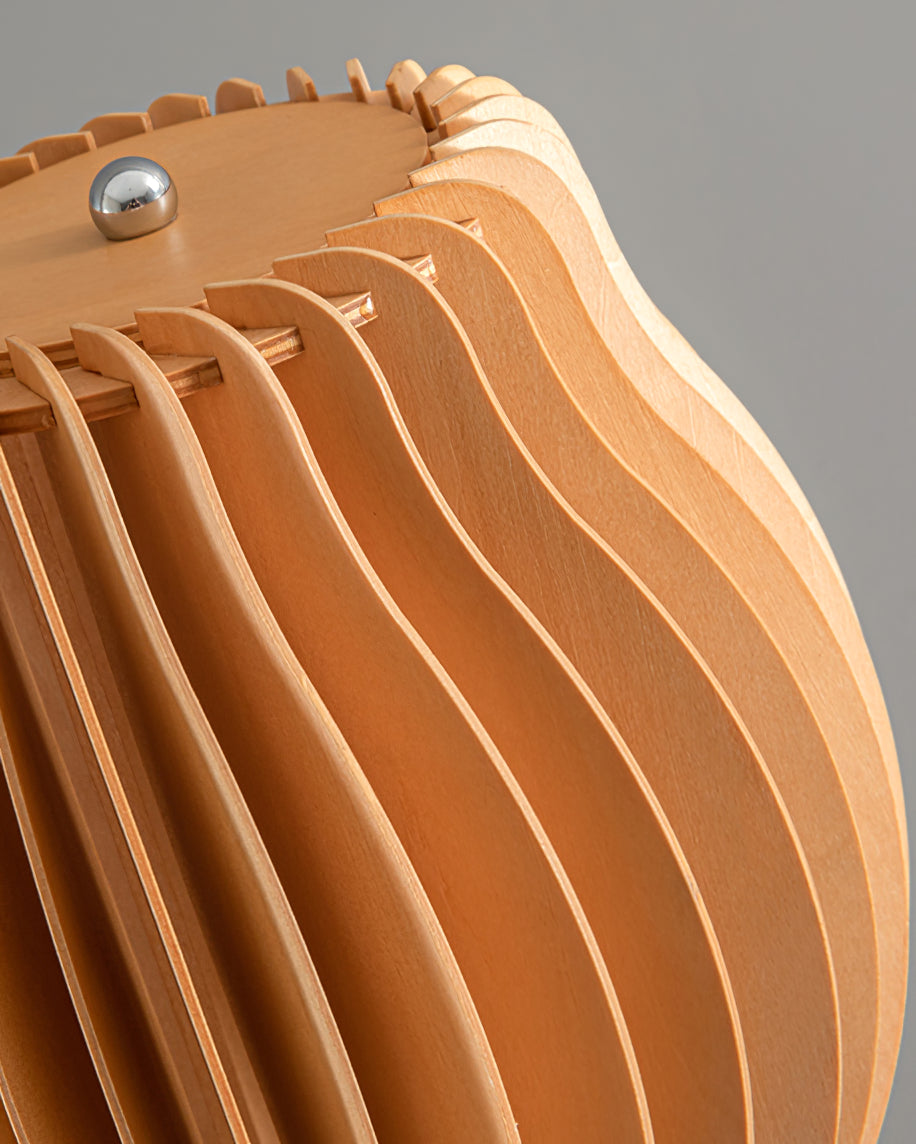 Lámpara de pie de madera ondulada Vaivela en un salón acogedor – imagen 12