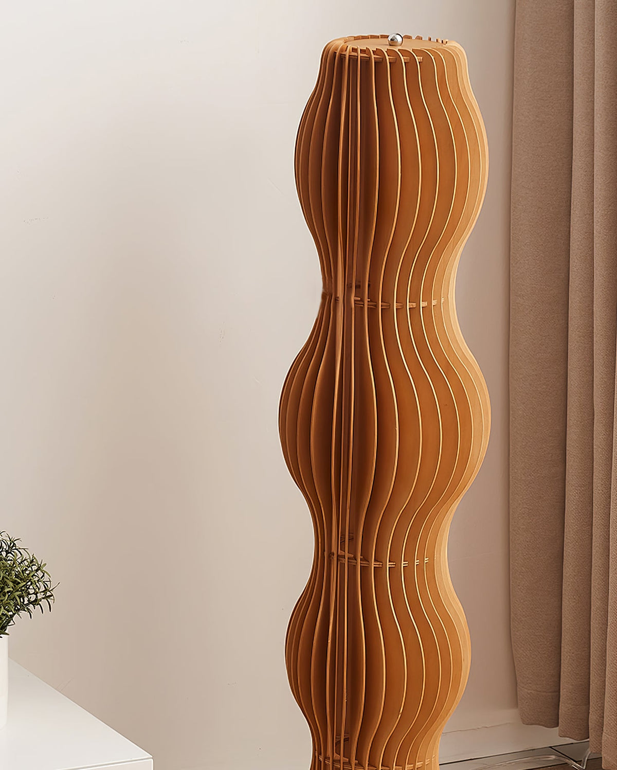 Lámpara de pie de madera ondulada Vaivela en un salón acogedor – imagen 15
