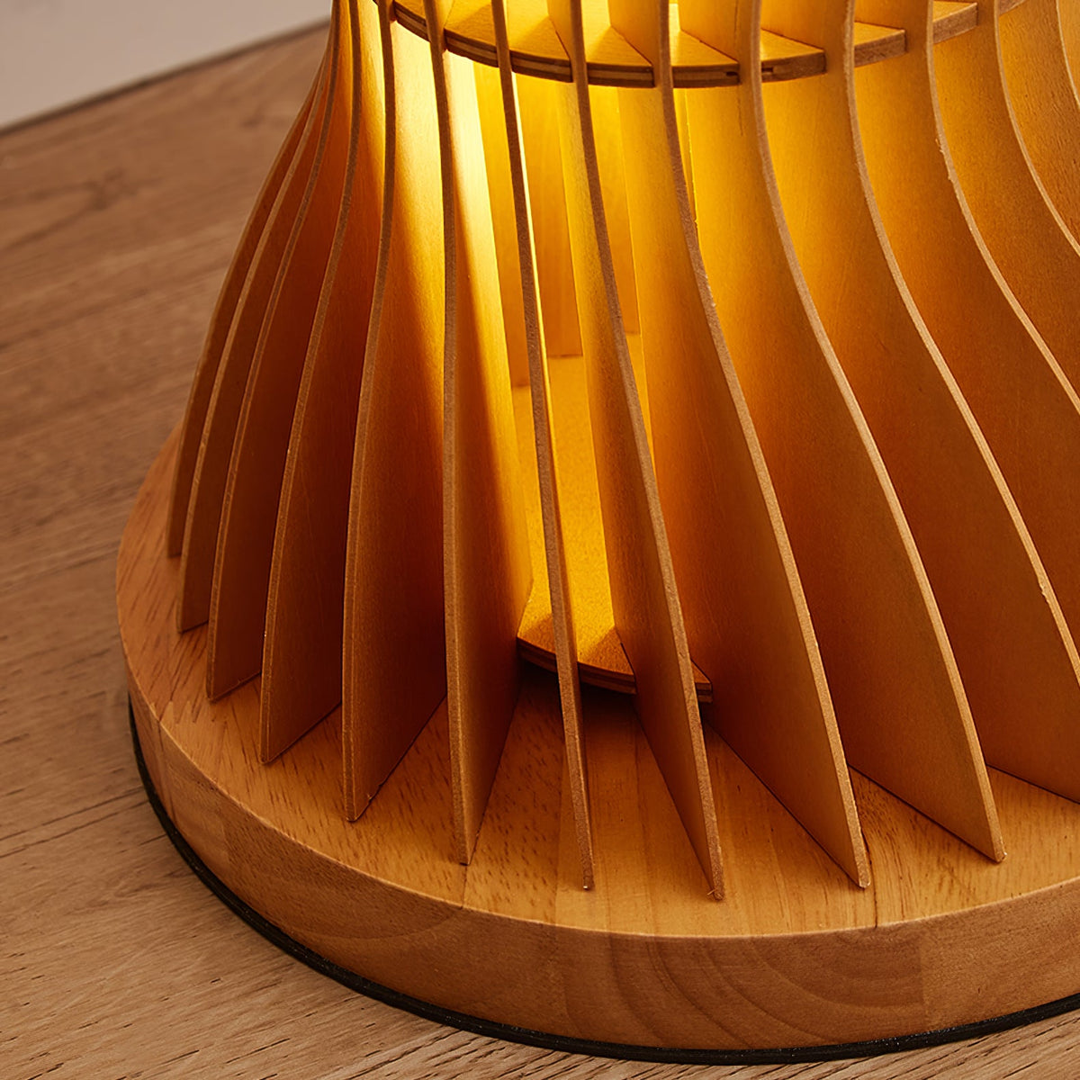 Lámpara de pie de madera ondulada Vaivela – detalle de la luz entre las láminas