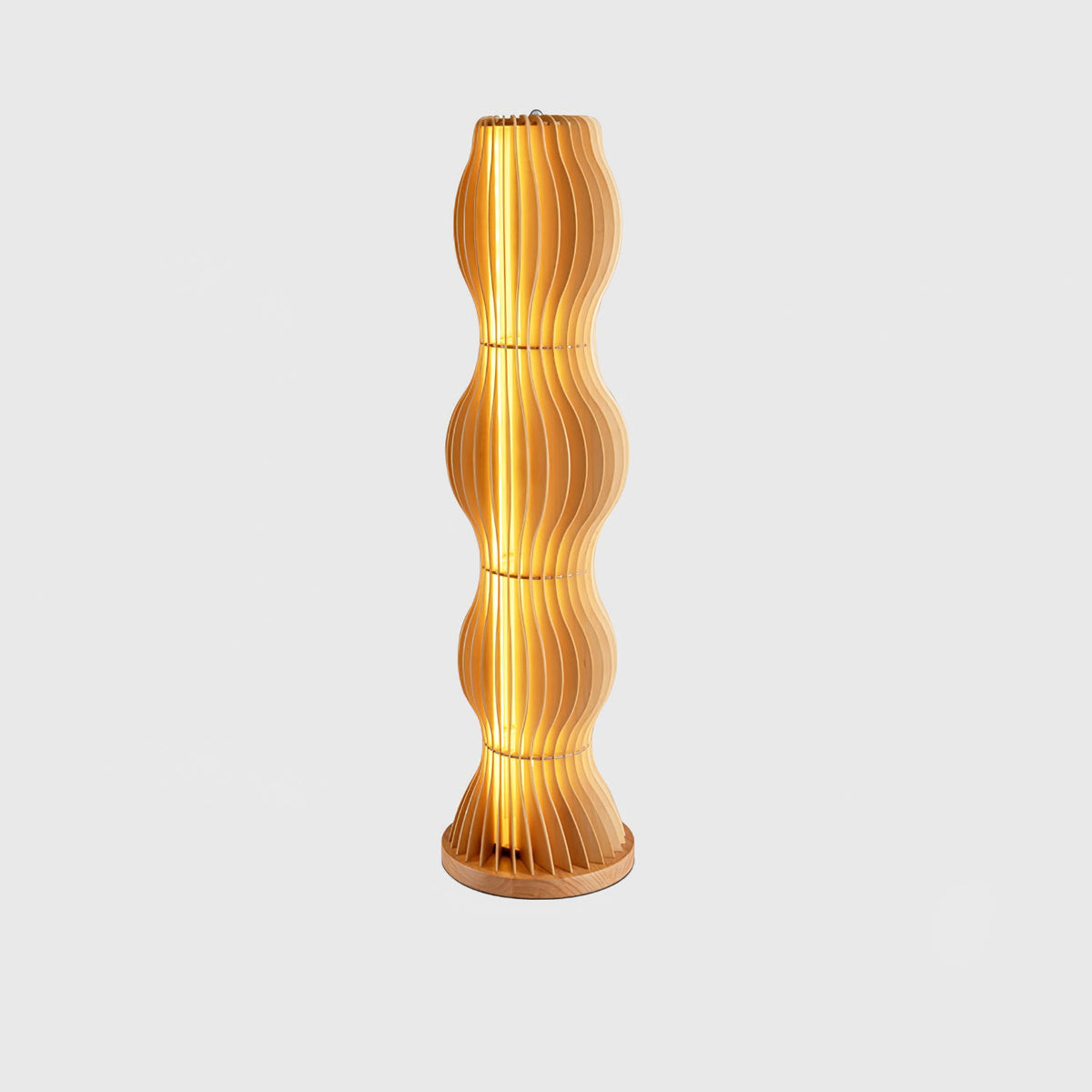 Lámpara de pie de madera ondulada Vaivela en un salón acogedor – imagen 18