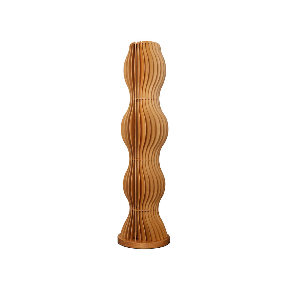 Lámpara de pie de madera ondulada Vaivela en un salón acogedor – imagen 21