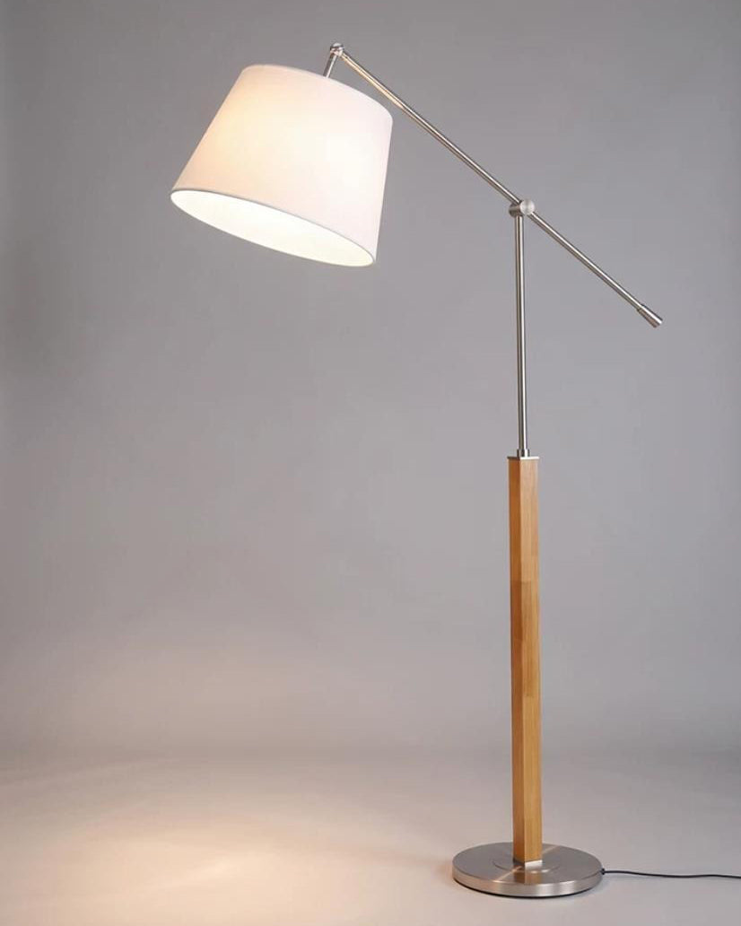 Lámpara de pie de madera con brazo articulado Vaivena en un salón acogedor – imagen 8