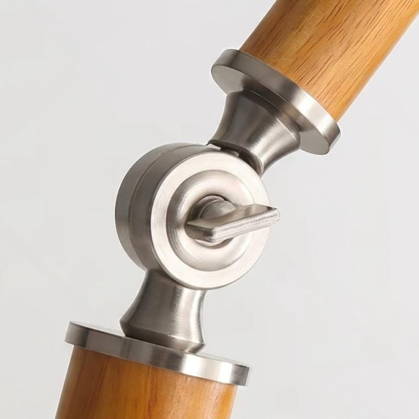 Lámpara de pie de madera con brazo articulado Vaivena – detalle de la articulación metálica