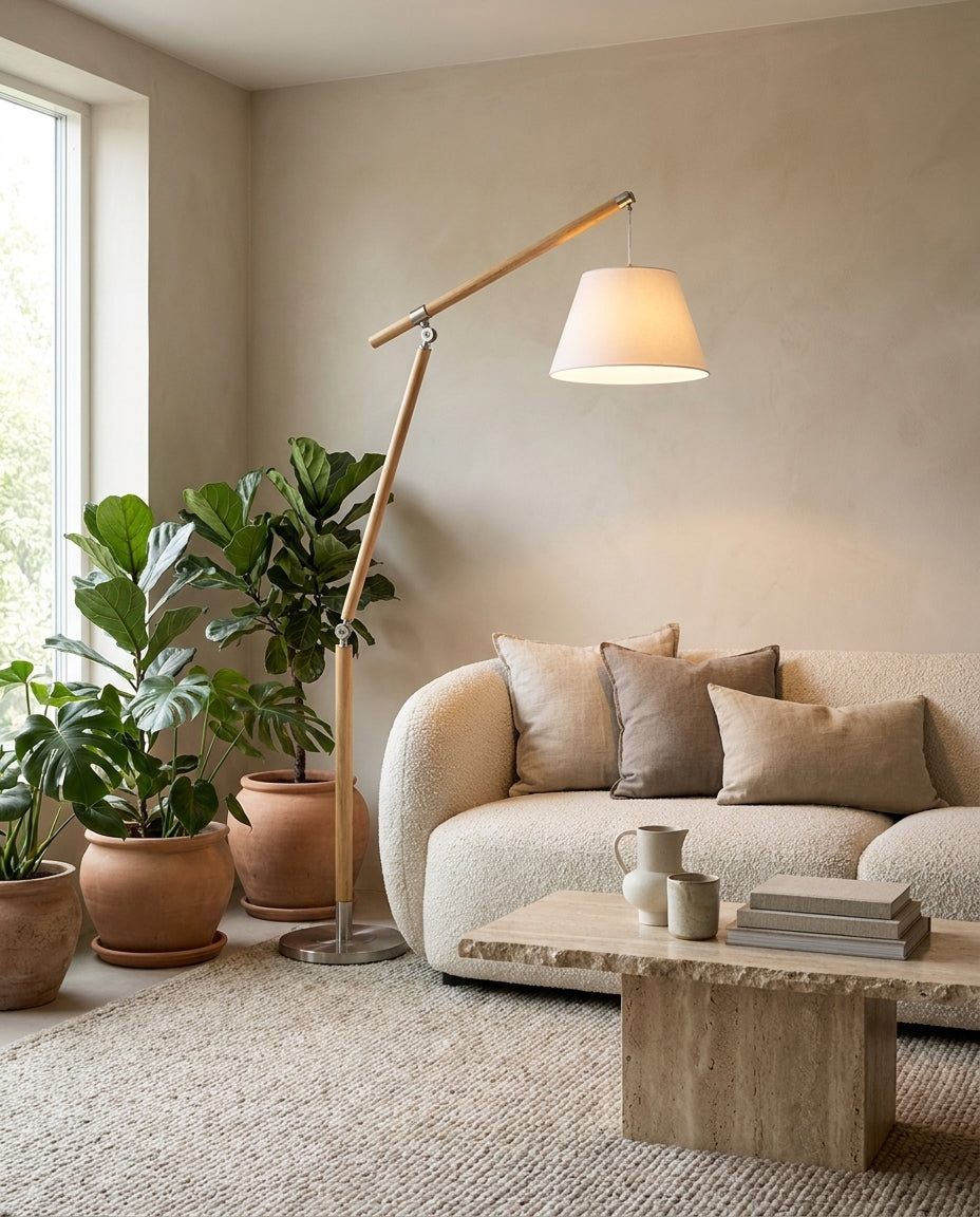 Lámpara de pie de madera con brazo articulado Vaivena en un salón acogedor – imagen 13