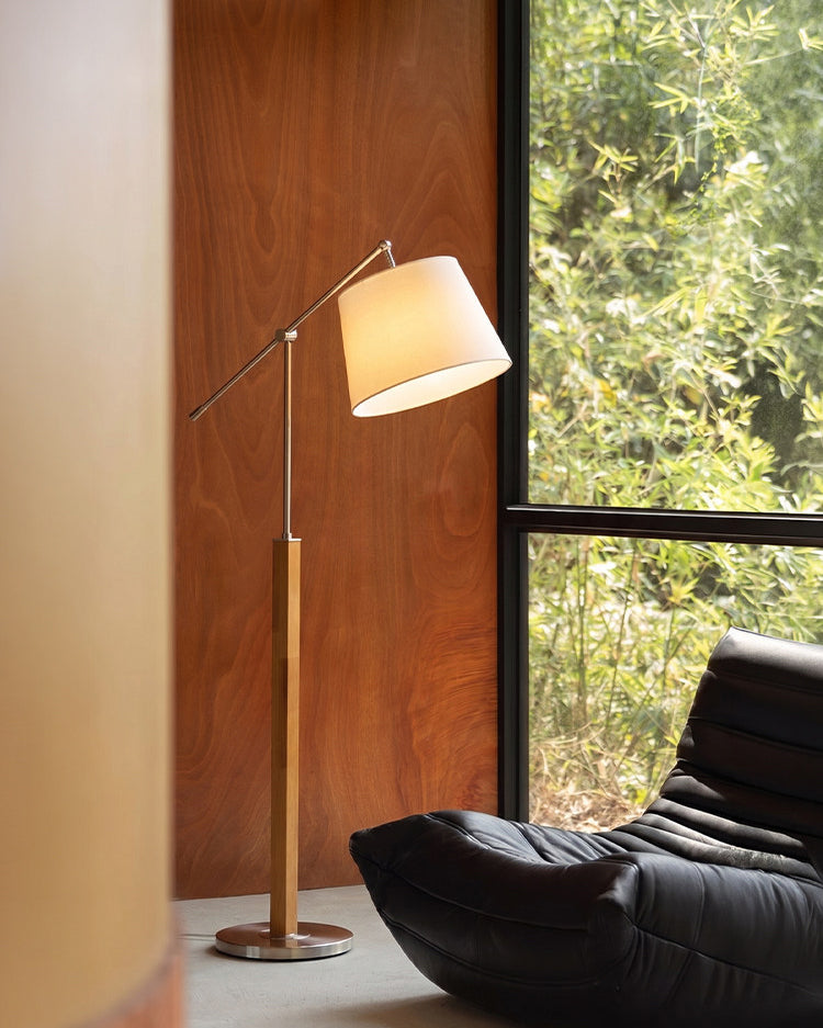 Lámpara de pie de madera con brazo articulado Vaivena en un salón acogedor – imagen 14