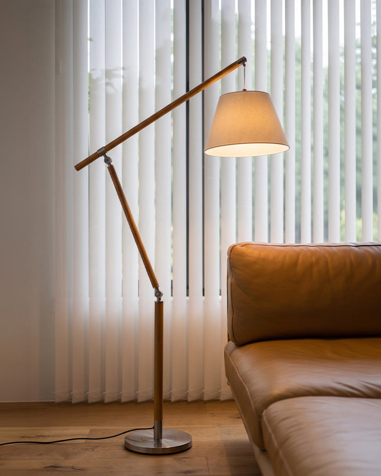 Lámpara de pie de madera con brazo articulado Vaivena en un salón acogedor – imagen 16