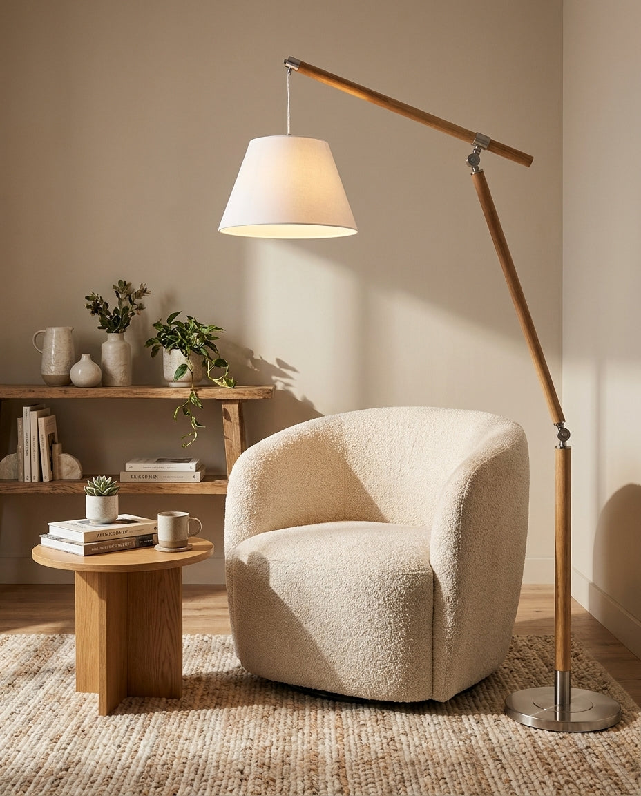 Lámpara de pie de madera con brazo articulado Vaivena en un salón acogedor – imagen 20