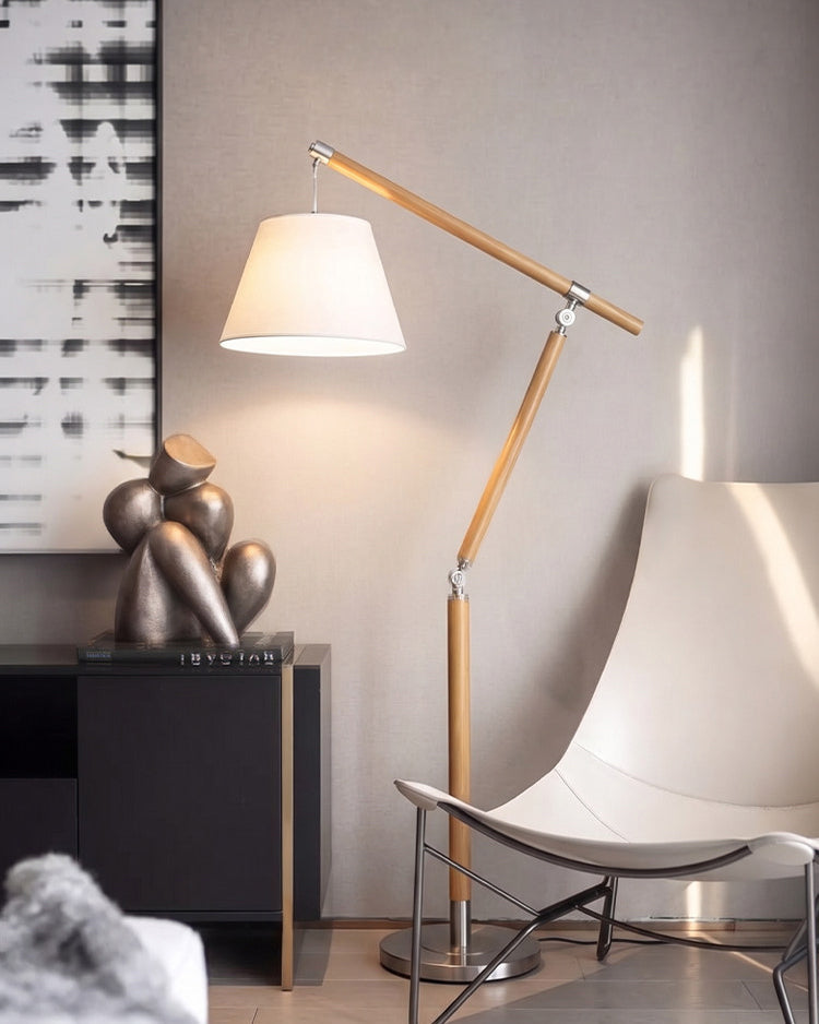 Lámpara de pie de madera con brazo articulado Vaivena en un salón acogedor – imagen 22