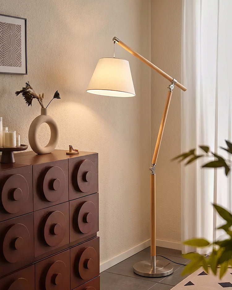 Lámpara de pie de madera con brazo articulado Vaivena en un salón acogedor – imagen 26