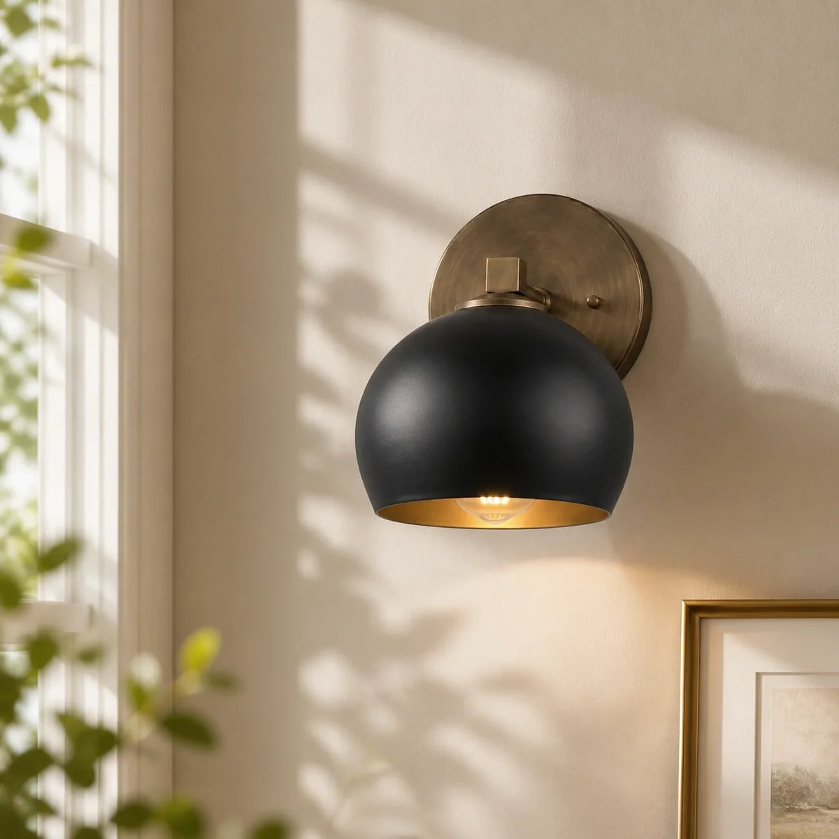 Aplique de pared con globos de cristal Valdina – 1 luz · 15 cm, latón, cristal negro