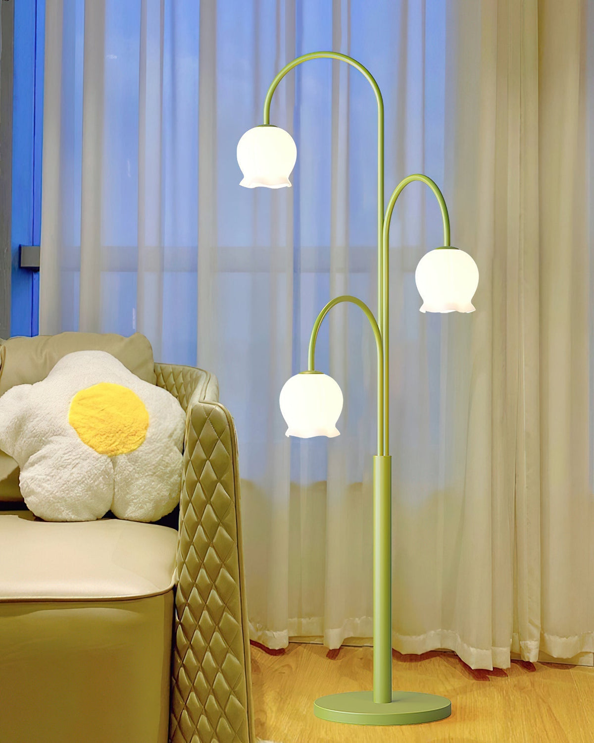 Lámpara de pie lirio del valle Vallira en un salón luminoso – imagen 8