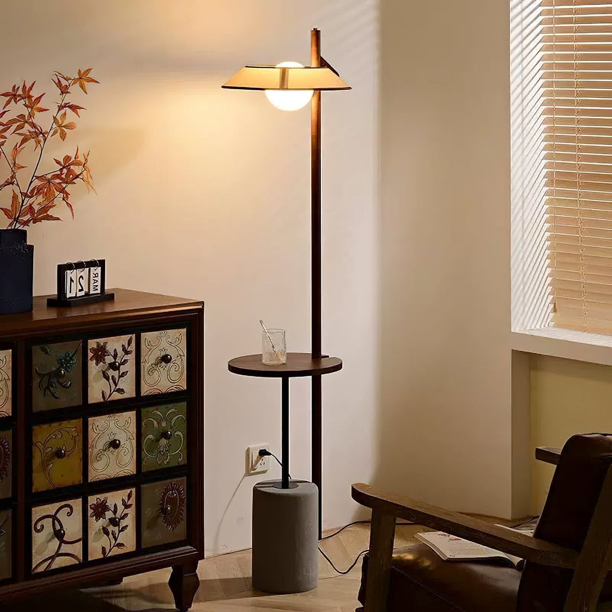 Lámpara de pie de madera nogal Valnoga junto a un sillón – imagen 2