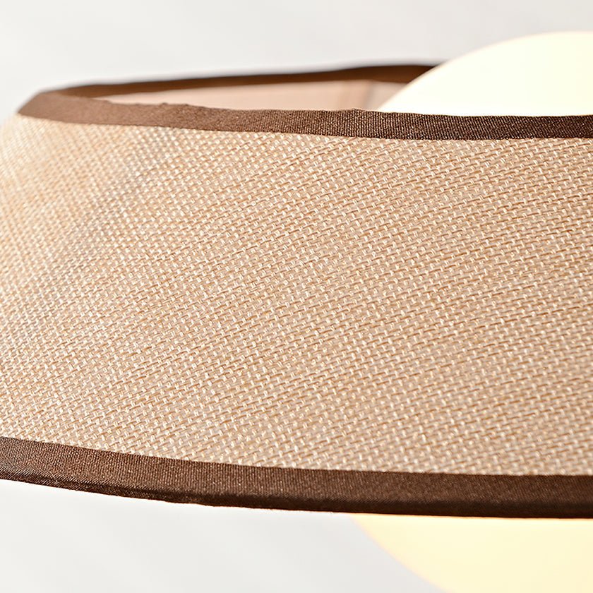 Lámpara de pie de madera nogal Valnoga – detalle de la pantalla de tela beige