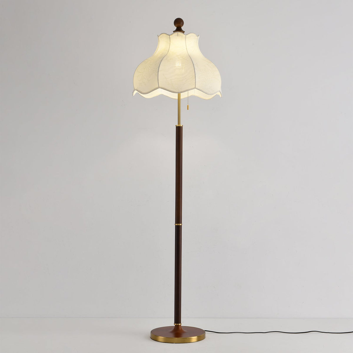 Lámpara de pie vintage Valonda – encendida con luz cálida