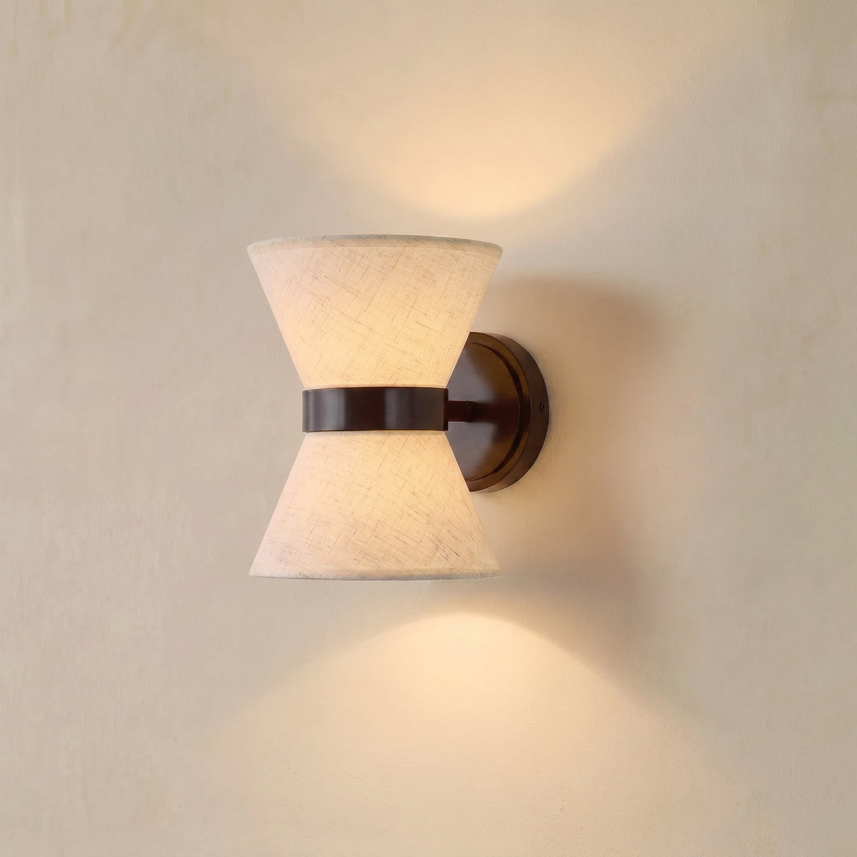 Aplique de pared de tela Jaruna en un dormitorio acogedor – imagen 2