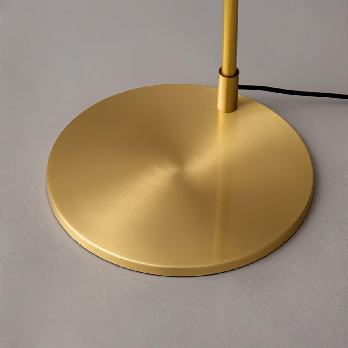 Lámpara de pie LED de lectura Varesta – detalle de la base redonda