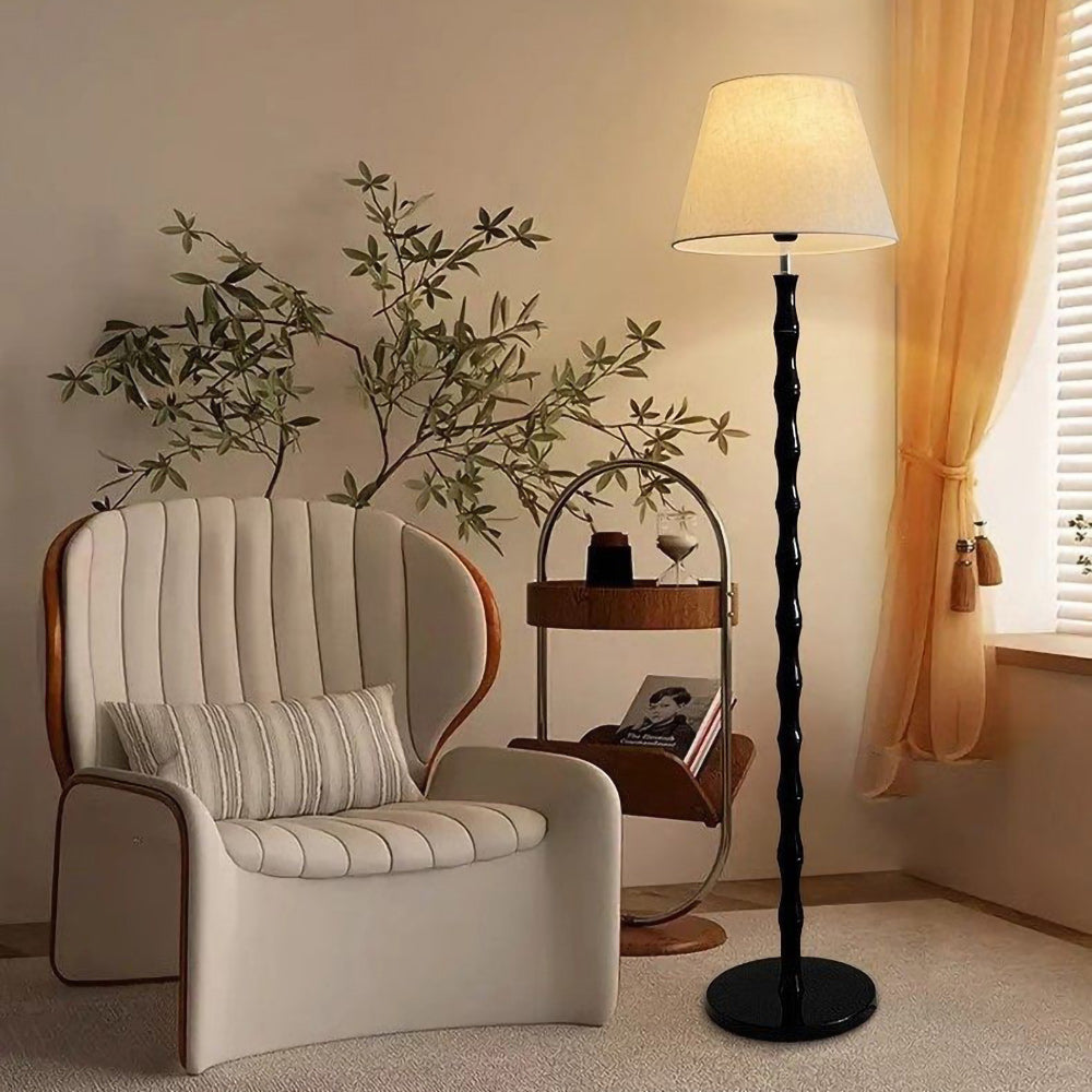 Lámpara de pie Varilda en un salón acogedor – imagen 14
