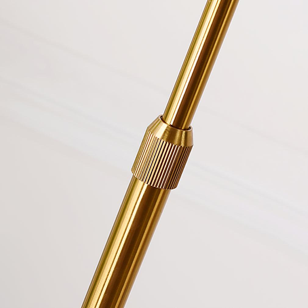 Lámpara de pie con mesita Veladina – detalle del mástil dorado