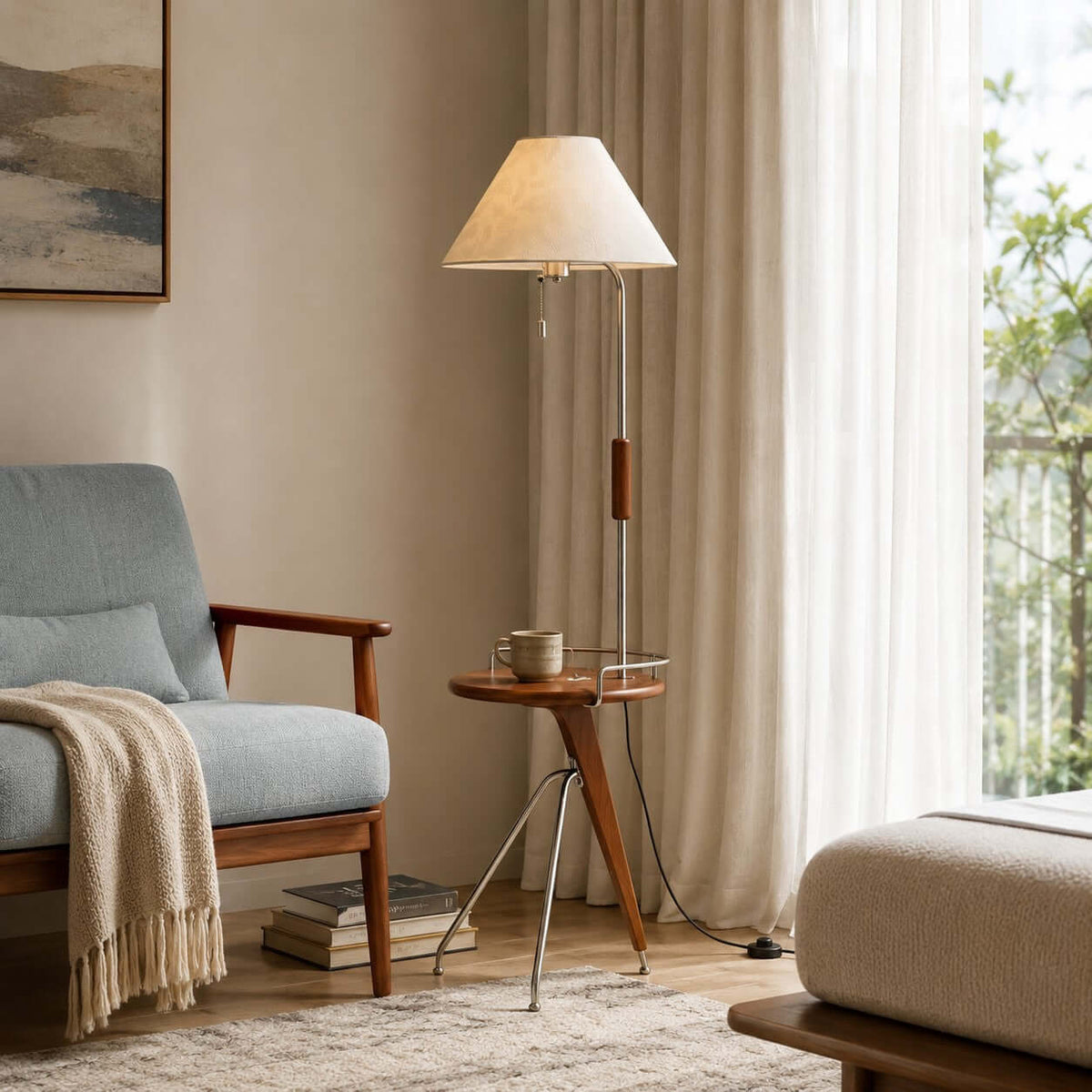 Lámpara de pie con mesita Velarta junto a un sillón de lectura – imagen 11