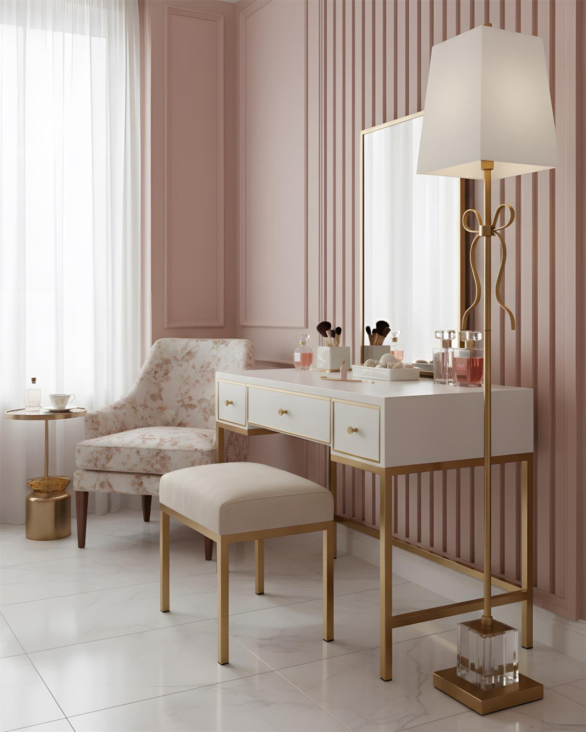 Lámpara de pie con lazo de latón Velaza en un dormitorio elegante – imagen 13