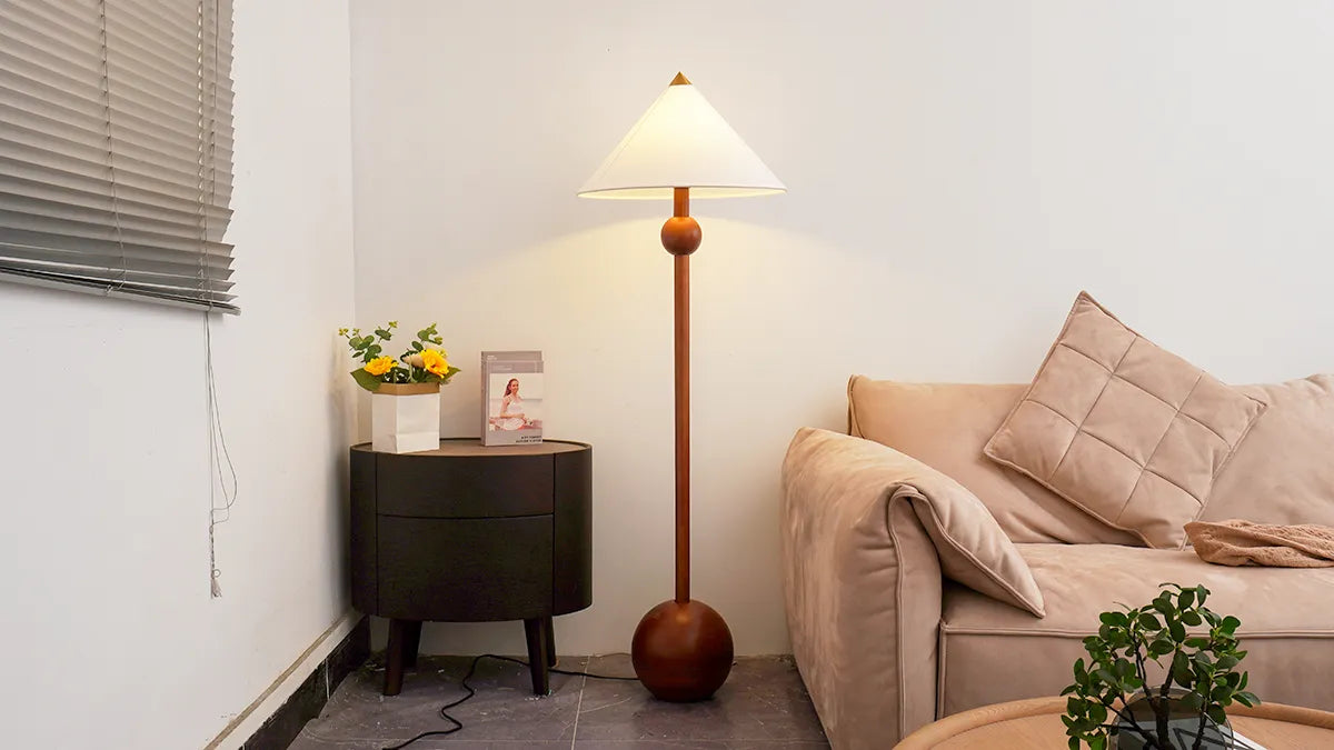 Lámpara de pie de madera Velbora – en un rincón con mesilla