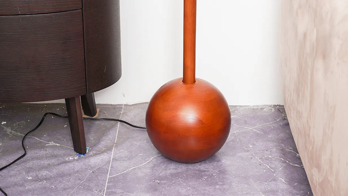 Lámpara de pie de madera Velbora – detalle de la base de esfera