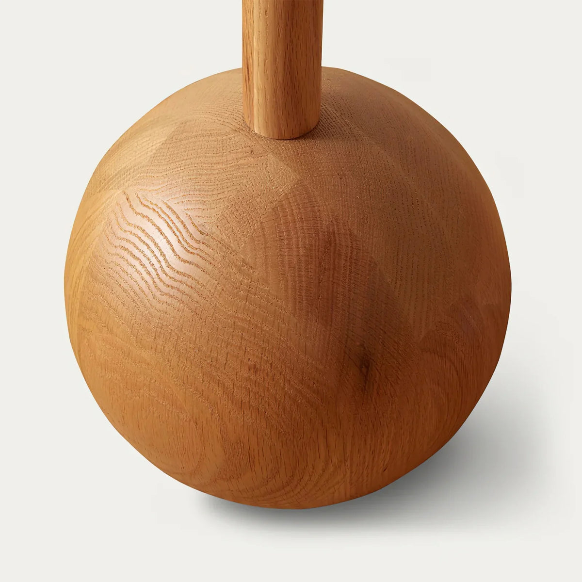 Lámpara de pie de madera Velbora – detalle de la esfera de madera de haya