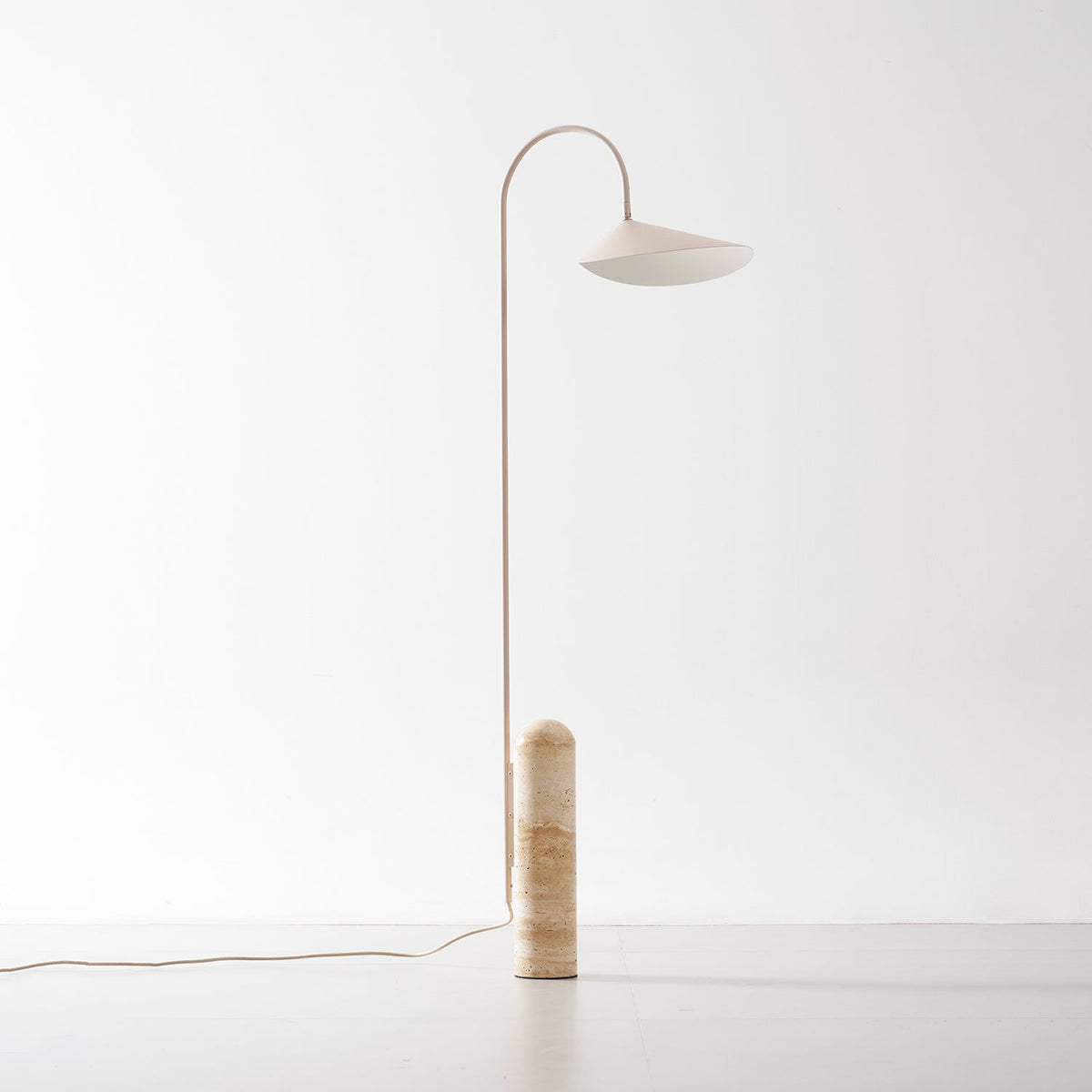 Lámpara de pie minimalista con pantalla de hoja Velhoja – vista principal