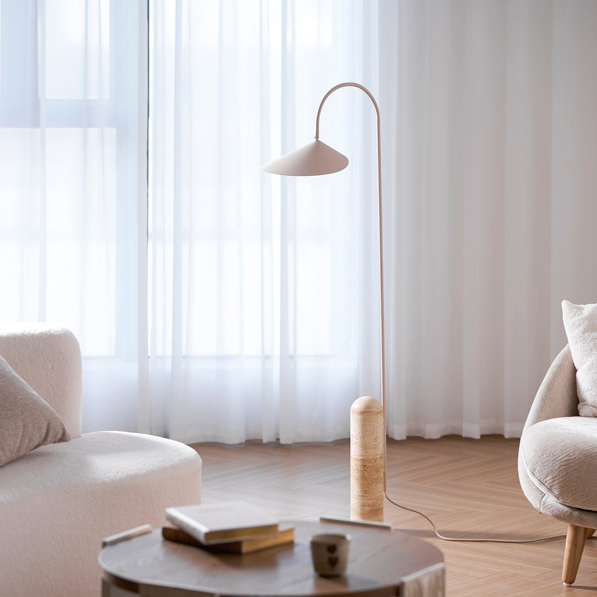 Lámpara de pie minimalista con pantalla de hoja Velhoja – en un salón con cortinas